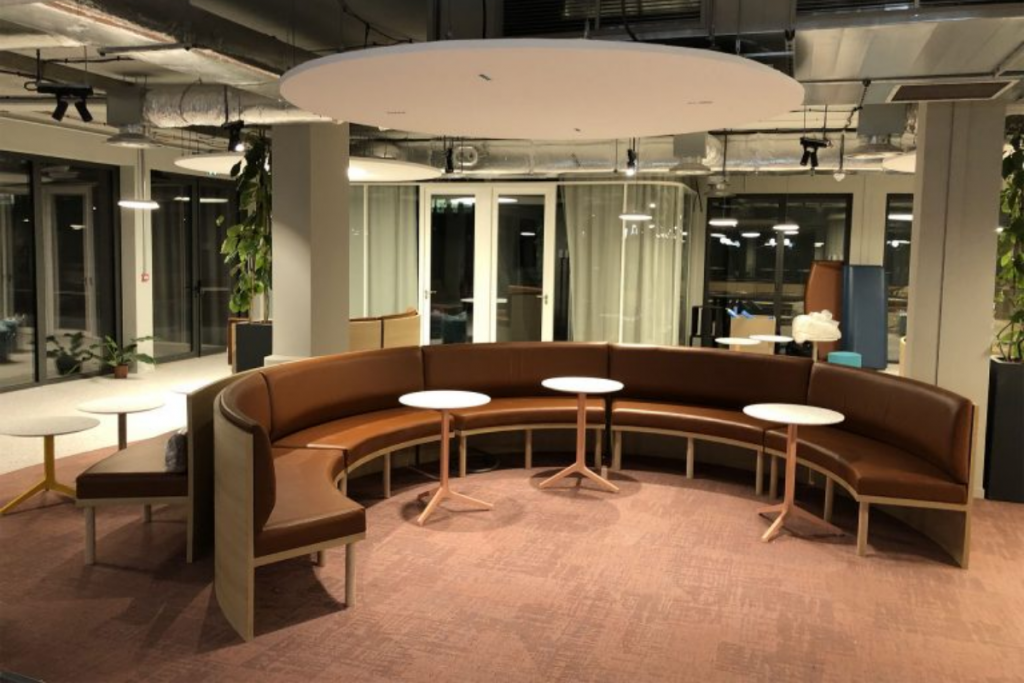 Création de banquettes et mobilier sur mesure pour établissement professionnel