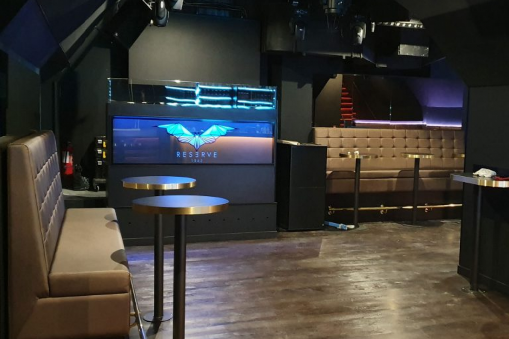 Création de banquettes et mobilier sur mesure pour établissement professionnel